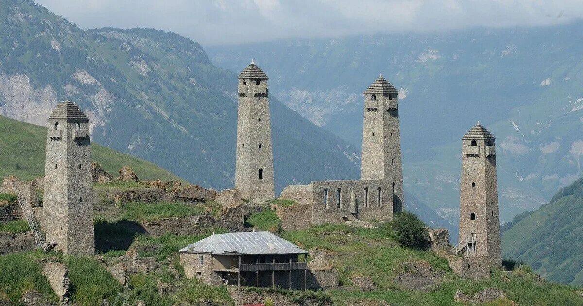 Шаройский район. Шаройский башенный комплекс. Шаройский район башенный комплекс. Чечня Шаройский район башенный комплекс. Вайнахская башенная архитектура башни Чечни.