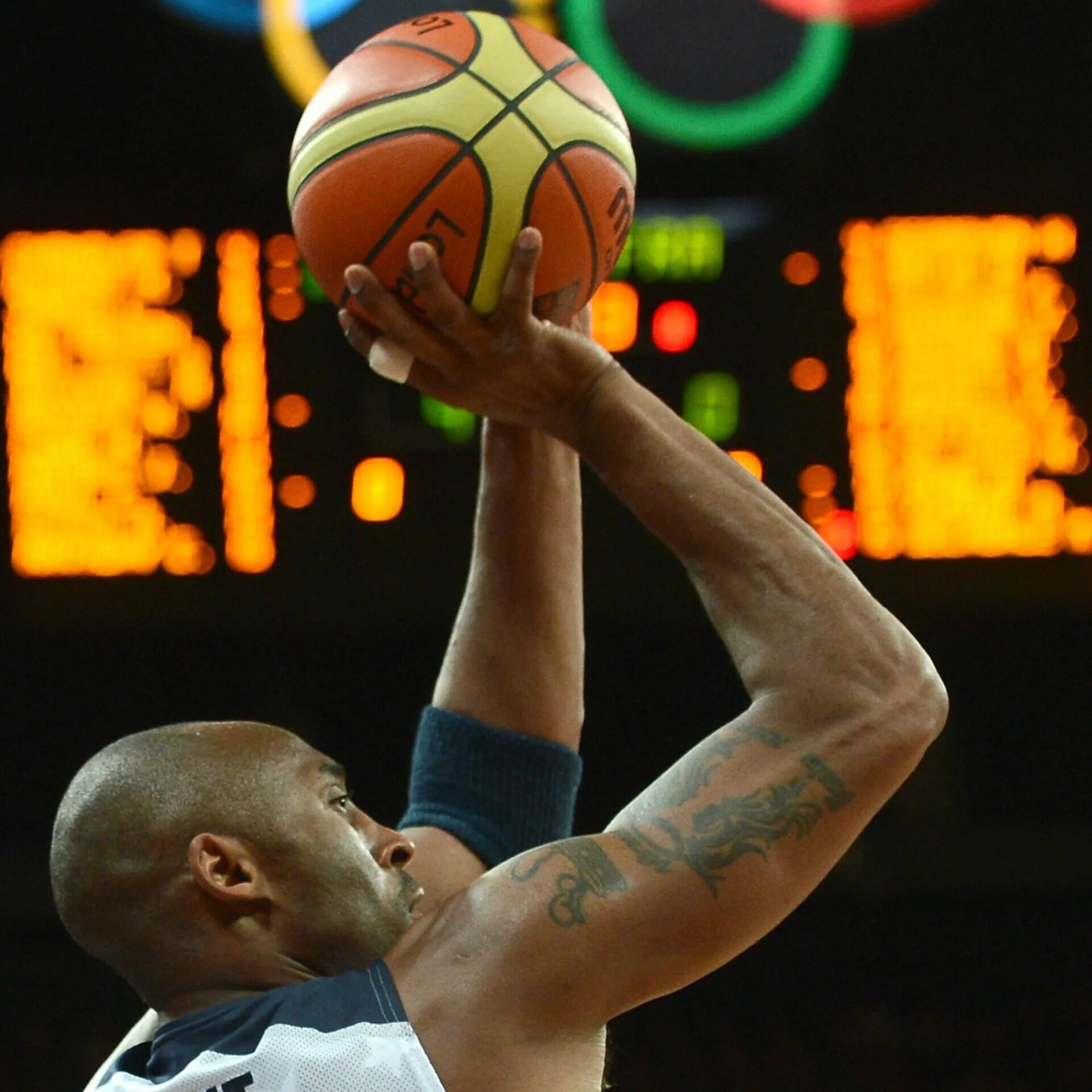 В баскетбол играют 3 на 3. Kobe Bryant 2006. Kobe Bryant 2012. Коби Брайант с Кубком.