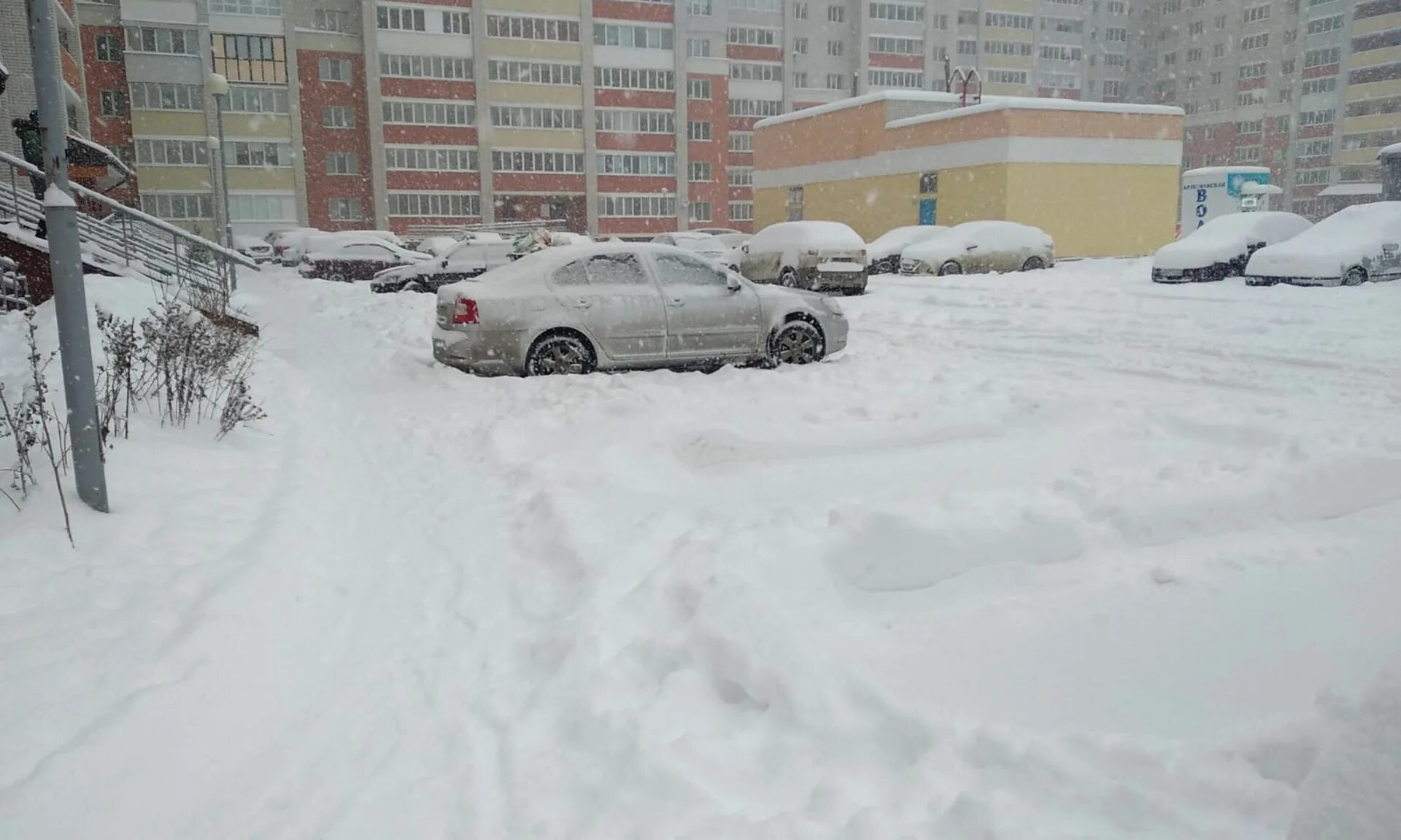 Управляющие компании г брянск. Снегопад в брянске. снегопад в городе. брянск дворы 2022 зима. магадан снег во дворах.