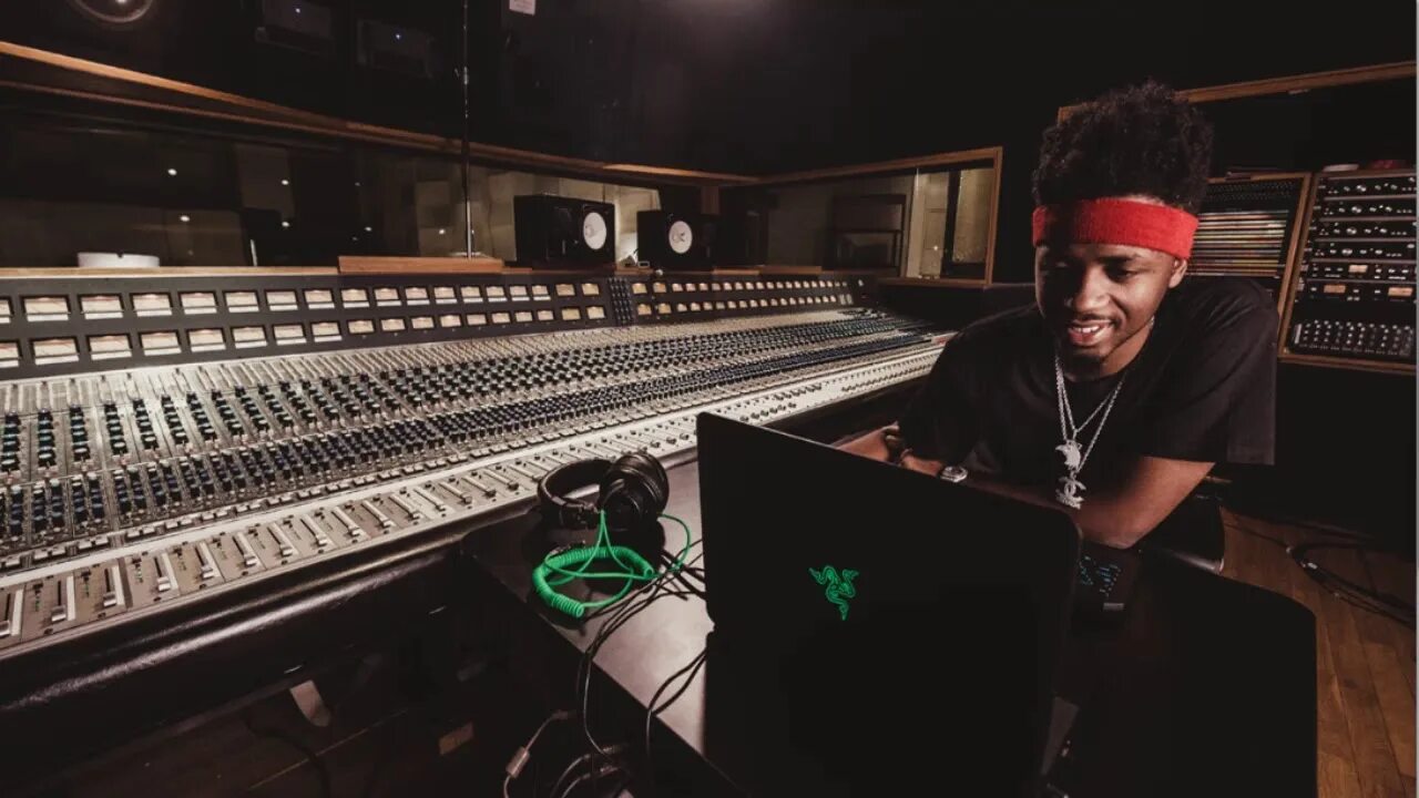 Бит aarne. Студия метро бумина. metro boomin на студии. монтана битмейкер. metro boomin продюсер.