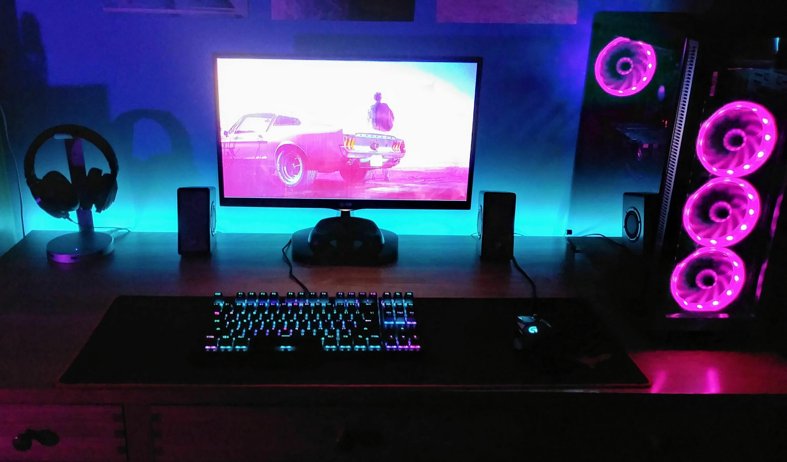 Gaming in color. Резер розовый сетап. rgb keyboard on table. gamer colours. gamers color.
