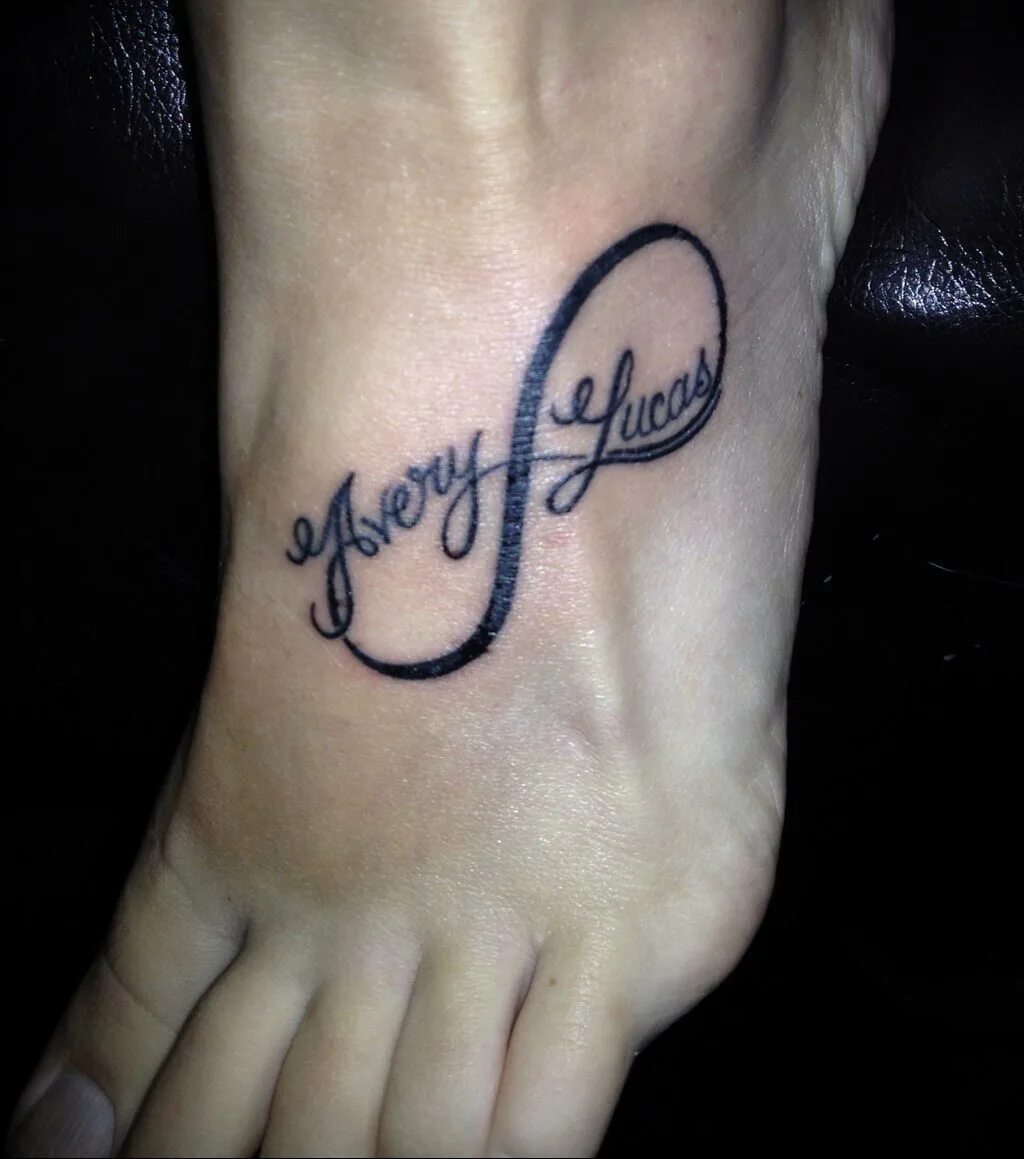 Тату с именем ребенка на запястье. Татуировки с именами детей на запястье. Тату на запястье. Тату имя на запястье. Татуировки с именами детей на руке.