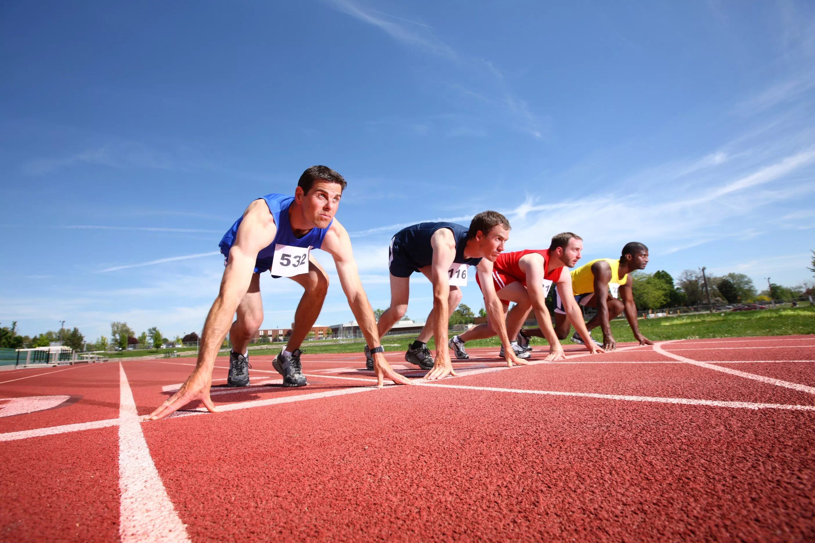 Start in sport. Спринтерский бег в легкой атлетике. Бегуны на старте. Спортсмен на старте. Низкий старт.