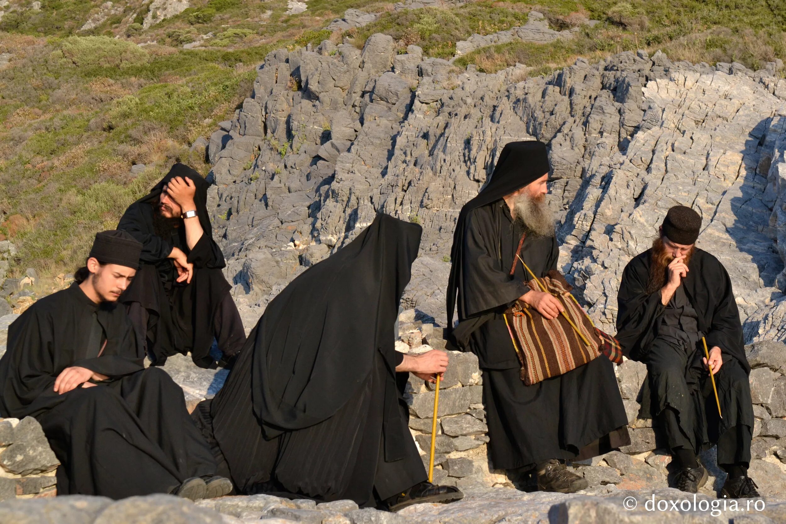 Монах другими словами. Монахи горы Афон. Афон монастырь монахи. Гора Афон первые монахи. Постриг монашеский Афон Греция.