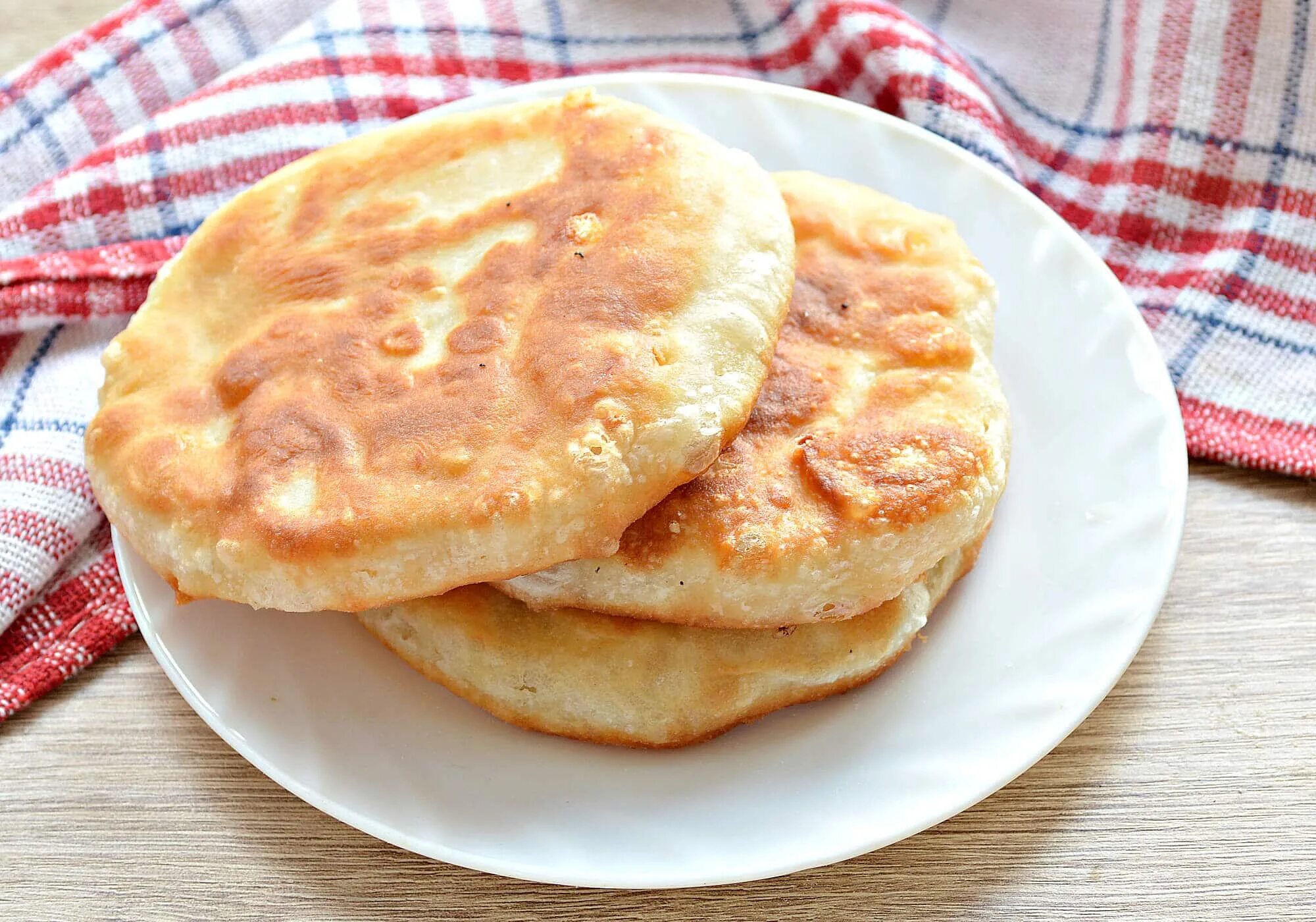 Лепешка на кефире на сковороде с начинкой. Сырная лепешка. Сырные лепешки с начинкой. Лепёшки на сковороде. Лепёшки с сыром на сковороде.