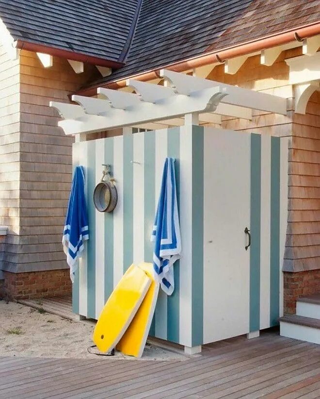 Душевые на пляже. Пляжные душевые кабины. Душевые кабинки для пляжа. Showers pool