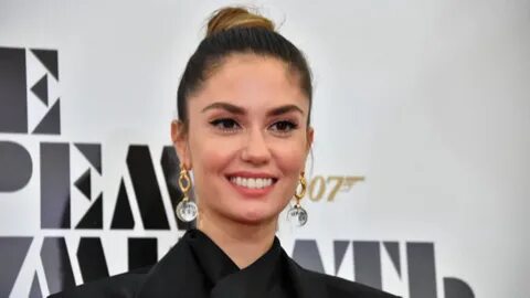 Taytlar ostida paypoq kiygan qizning fotosurati