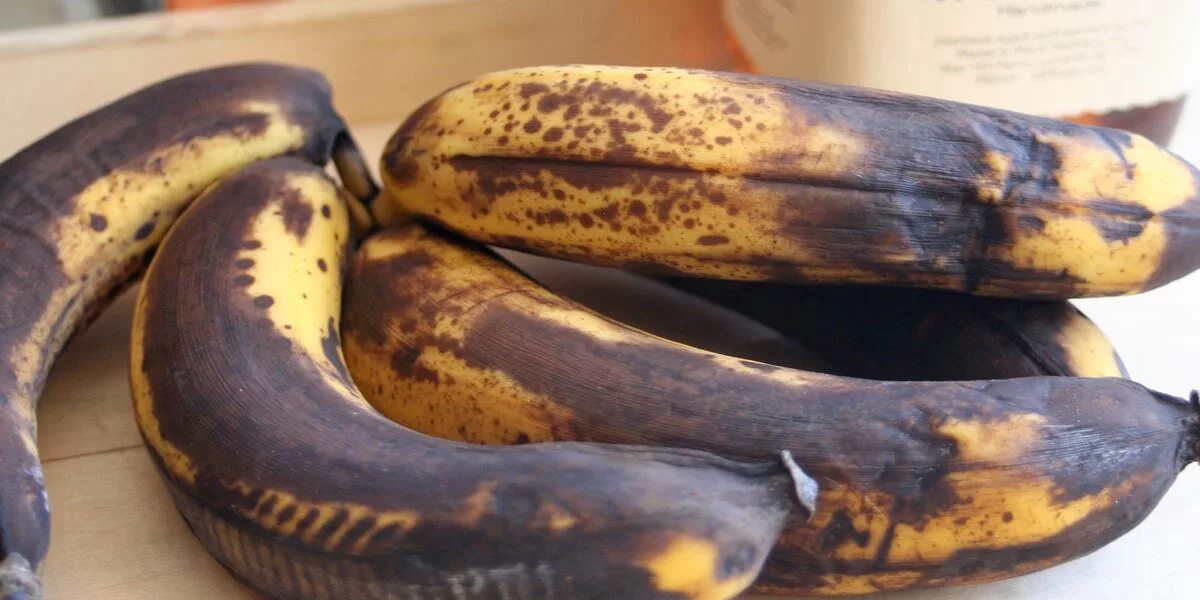 Черная кожура. Гнилой банан. Испорченный банан. Перезревший банан. Переспелый банан.