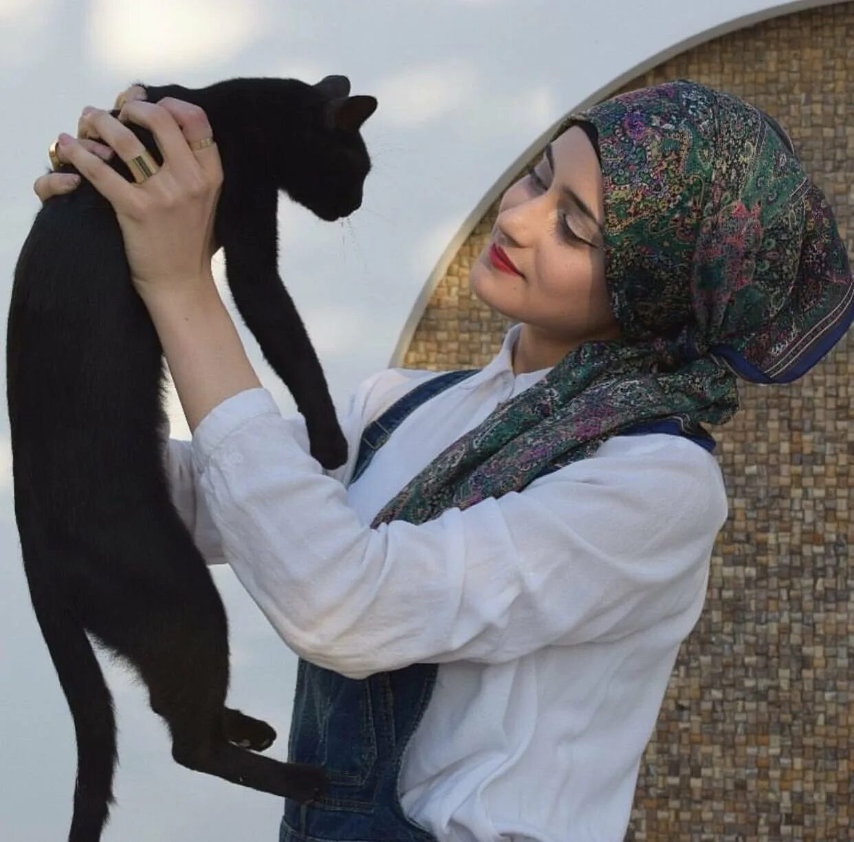 Мусульманский кот. Мусульманка с кошкой. Девушка в хиджабе с кошкой. Девочка в хиджабе с кошечкой. Мусульманка в хиджабе с кошкой.