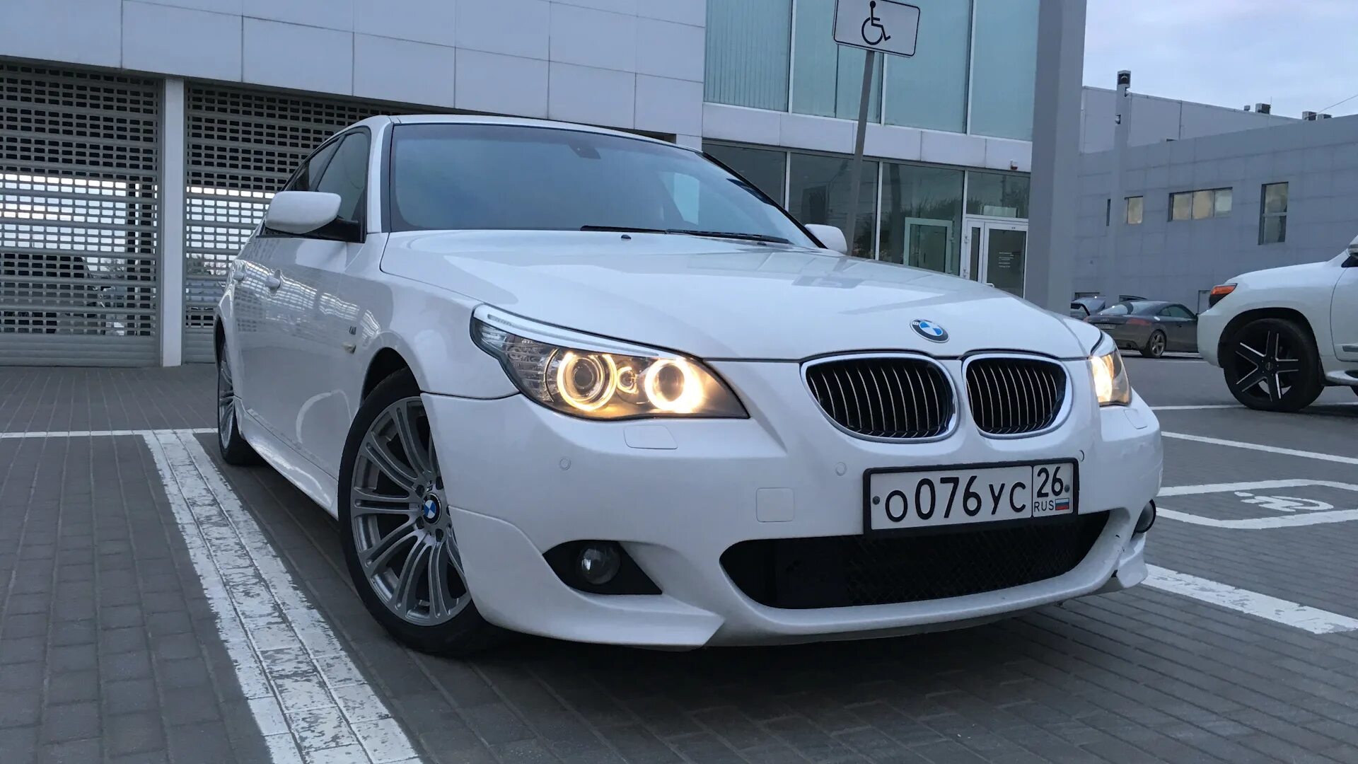 BMW e60. BMW 5 e60 белая. BMW e60 m обвес белая. БМВ м5 е60 белая. Обвес е60