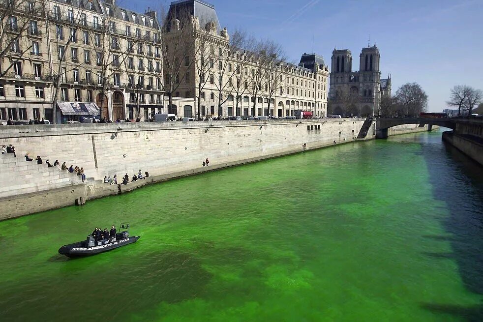 В каком городе много воды. Река сена. Париж с воды. Париж у воды сидушки. Дома на воде в Париже.
