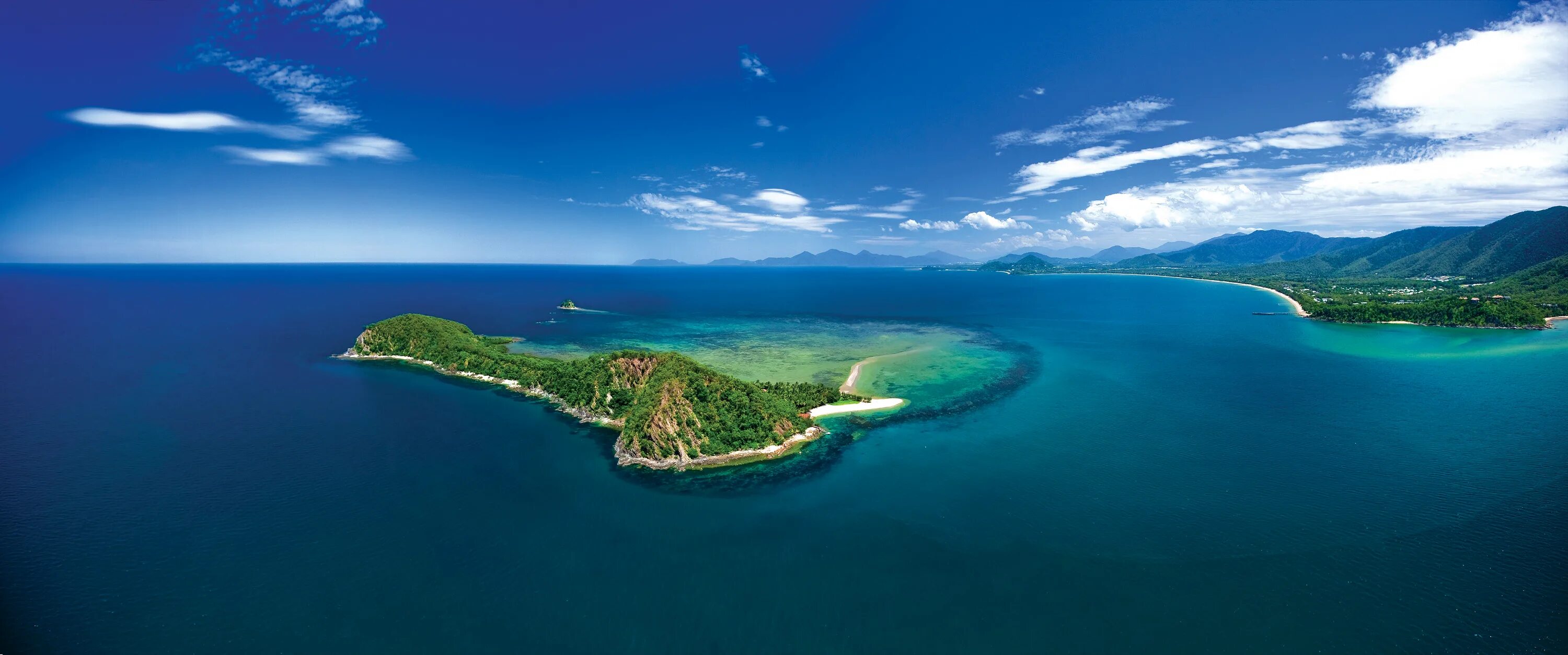 Two large islands. Остров Тахифехира. Остров Дабл. Остров Феррадура. Isla de sa Ferradura, Испания.