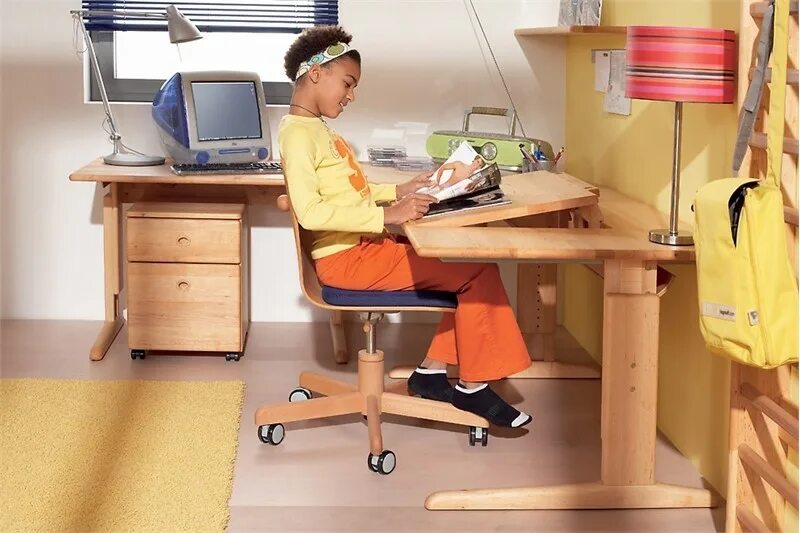 Школьное место ученика. Стол письменный для школьника. Детские столы для школьников. Эргономичный стол для школьника. Рабочий стол для школьника.