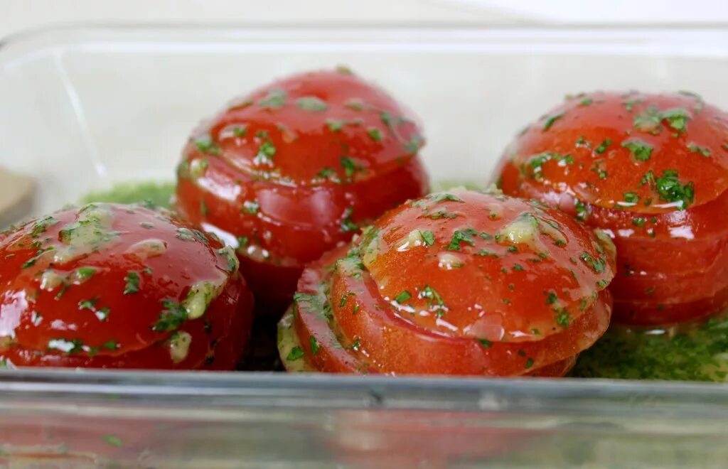 These are tomatoes. Острая закуска из помидор. Закуска из помидоров с чесноком и зеленью. Помидоры пикантные закуска. Закусочные помидоры с чесноком и зеленью.