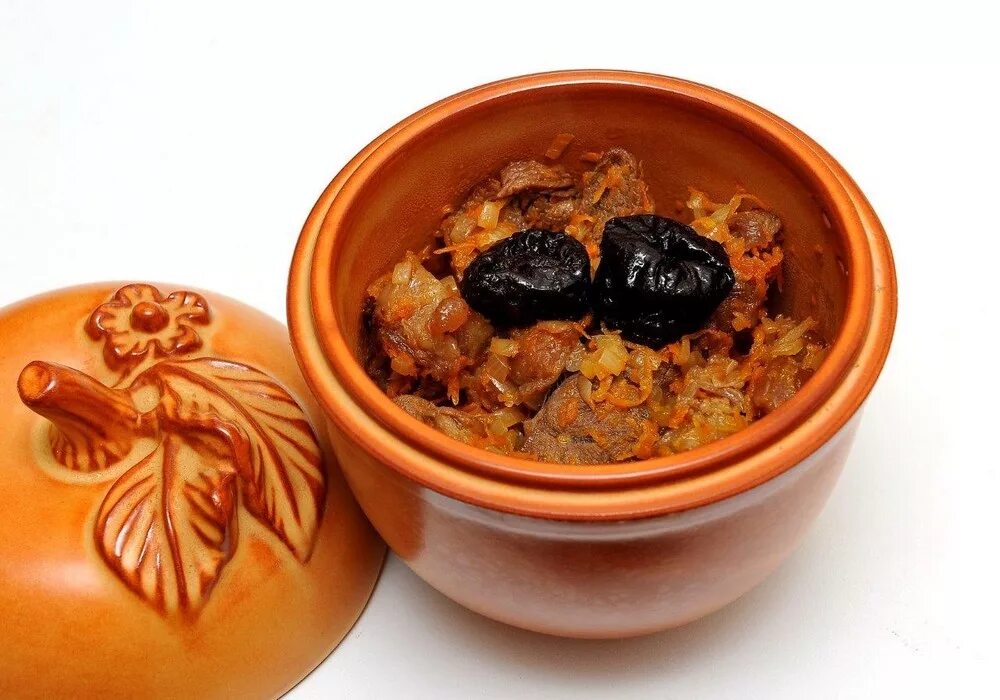 мясо с черносливом и овощами в горшочках. мясо в горшочке с черносливом в духовке. баранина в горшочке в духовке. говядина с черносливом в горшочках. жаркое казань жаркое с черносливом.