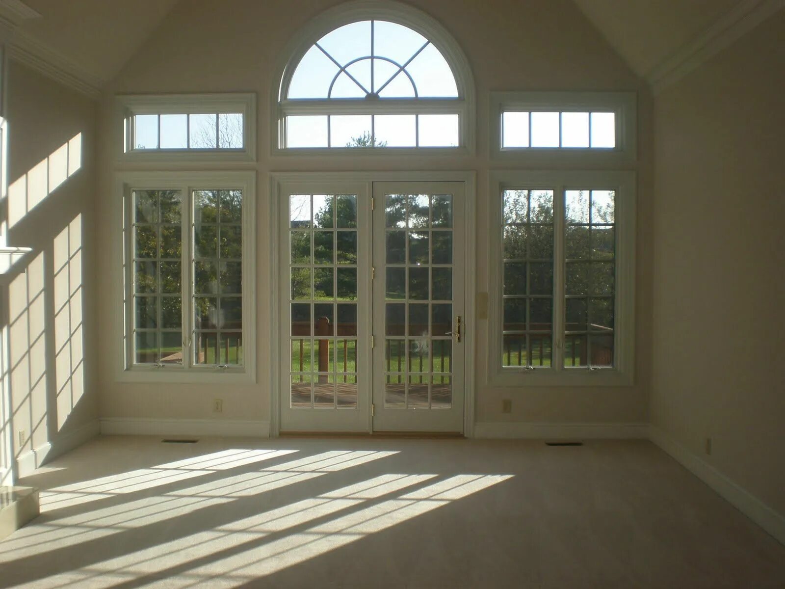 Tall window. Шторы на панорамные окна. Tall window. Tall window. Гостиная с арочными окнами.