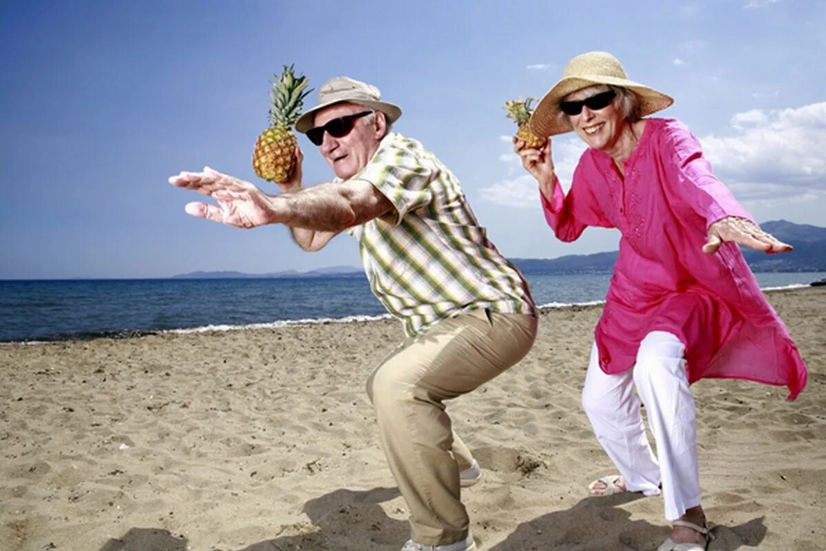 Модные старушки на море. Старики на отдыхе. Счастливые пенсионеры на отдыхе. Веселые пенсионеры. Плясать и веселиться