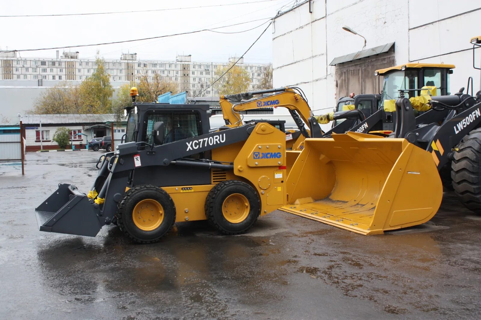 Xc8 s3570 экскаватор погрузчик. XCMG 740 мини погрузчик. 740sr XCMG мини погрузчик. Мини-погрузчик XCMG xc770ru. XCMG xc770ru.