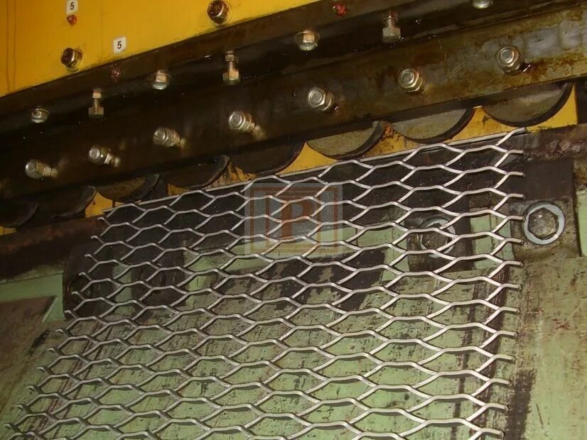 Изготовление изделий в технике просечного металла. Крепление настила просечно-вытяжной ПВ 406. Крепление просечно вытяжного листа болтами. Приварка просечно вытяжного листа. Лист ПВЛ приварка.