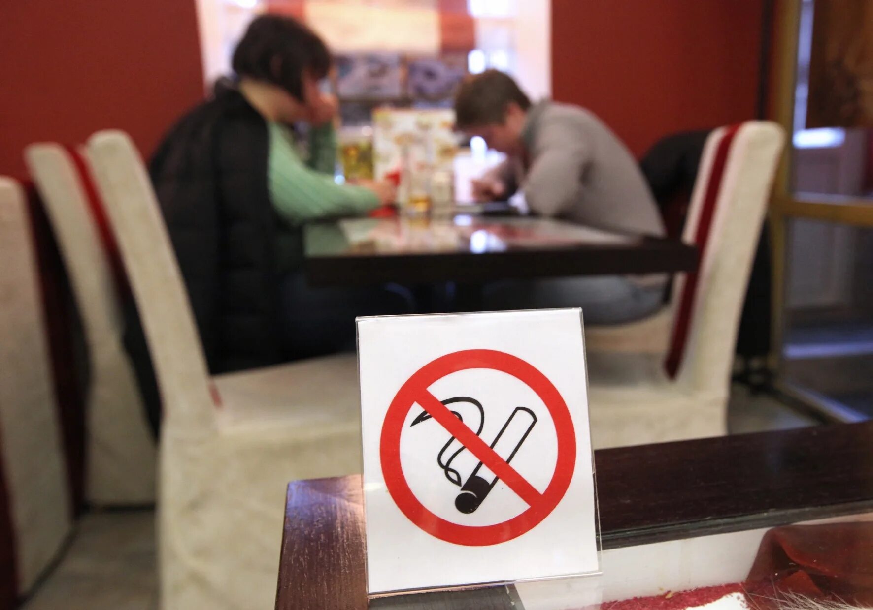 В россии запретят курить. Курение в неположенном месте. Запрет курения в общественных местах. Курение в неустановленном месте. Запреты в кафе.