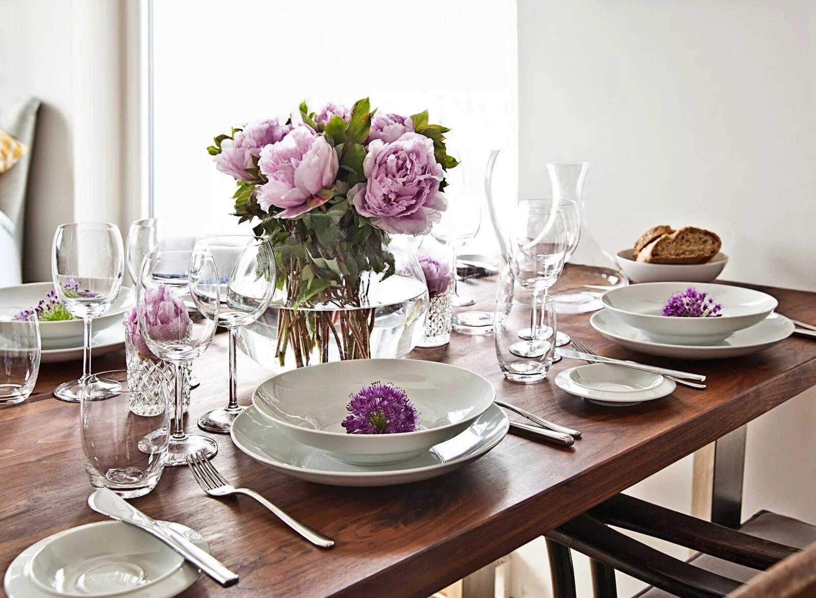 Сервировка праздничного стола. Обеденная сервировка. Стильная сервировка стола. Сервировка черного обеденного стола. Сервировка стола.