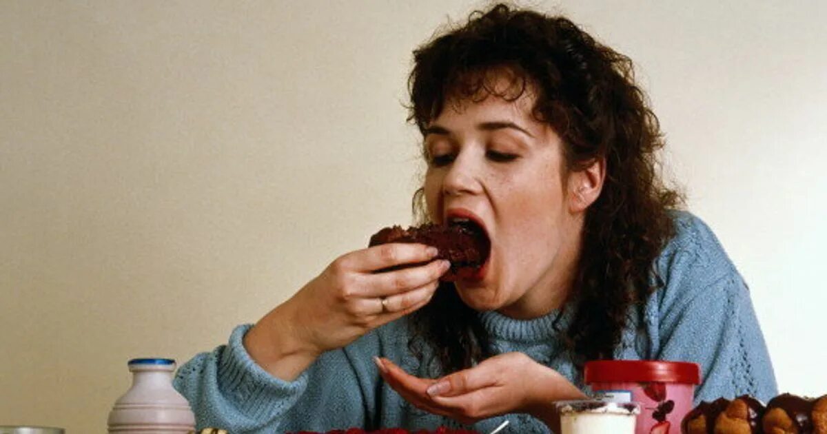 Тянет много есть. Кушай много. кушаю много кушаю вкусно. переедание с комментариями. кушай много кушай вкусно.