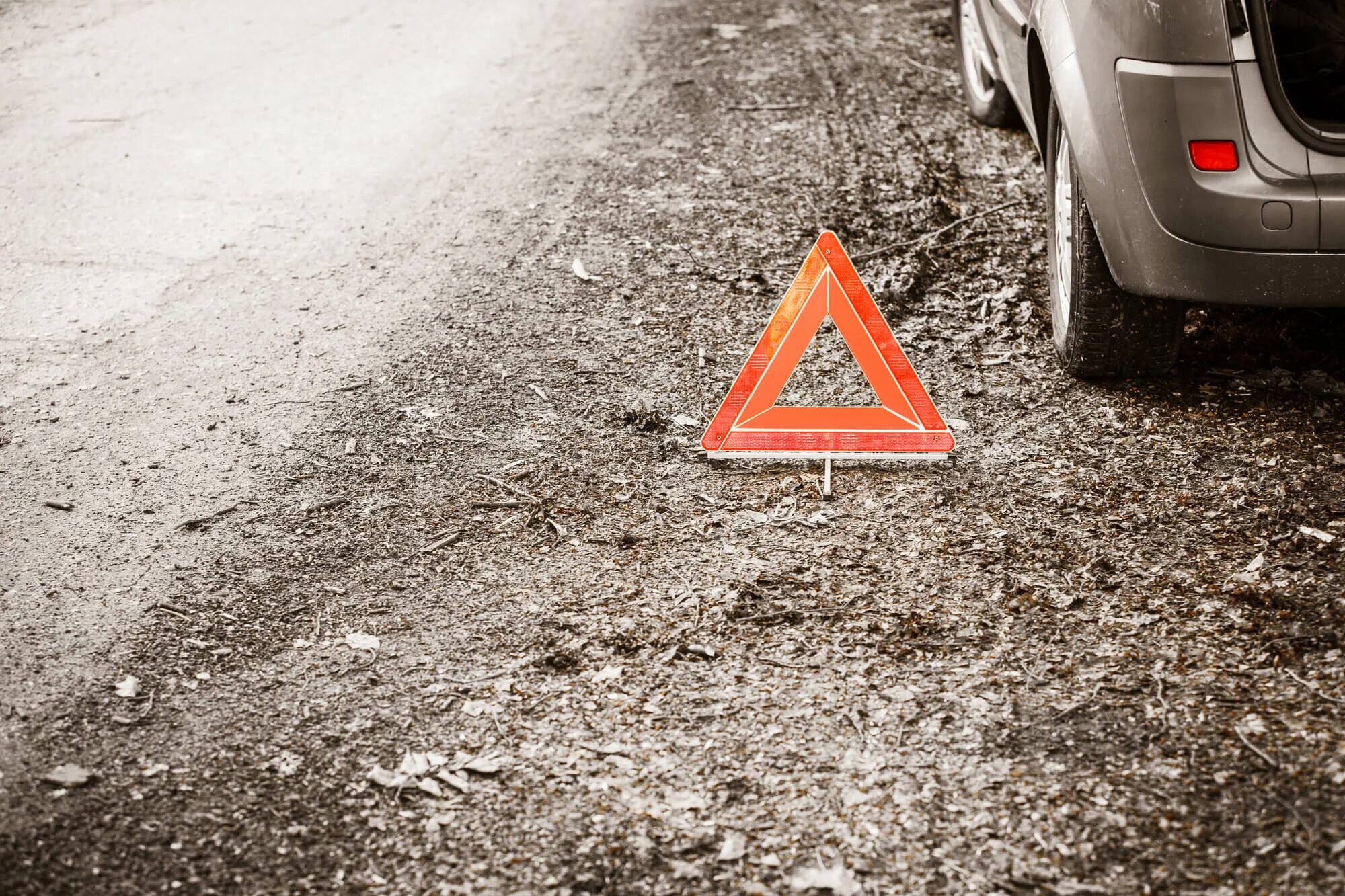 Треугольник на дороге. Знак черный и красный автомобиль. Аварийный знак. Треугольная сзади машина. Треугольные дорожные знаки.