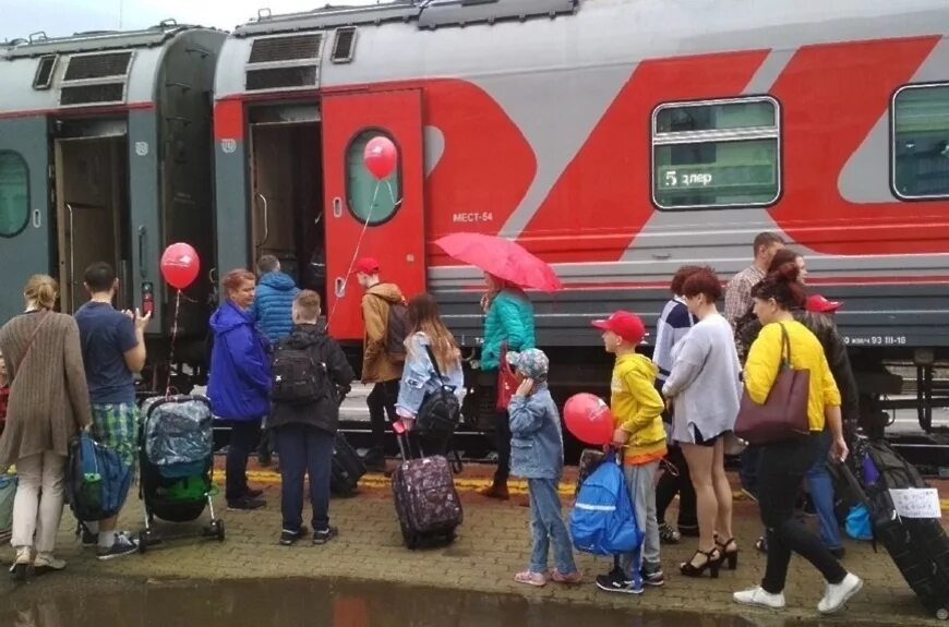 Дети возле поезда. Поезд РЖД для детей. Группа детей в поезде. Поездка на Юг на поезде