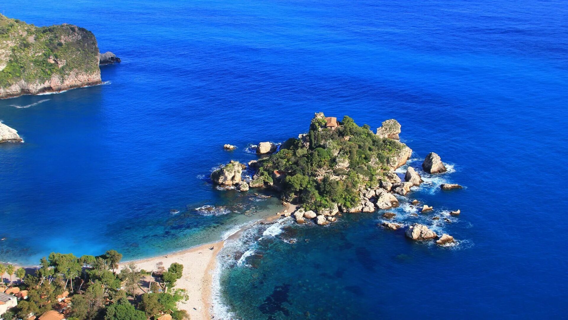 Большой итальянский остров. Италия остров Сицилия. Остров тирене Сицилия. Сицилия Тирренское побережье. Средиземное море Сицилия.