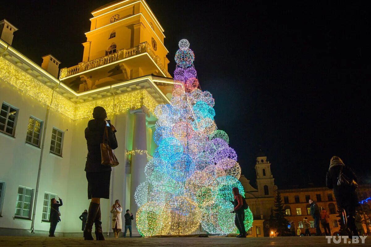 Главная елка минска 2022. Елка в минске представление. Октябрьская площадь минск новый год. Главная елка минска. Елка площадь независимости минск.