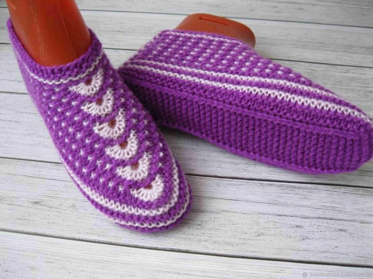 Тапочки следочки Таши Деркач. Тапочки sideways Slipper. Красивые тапочки на двух спицах