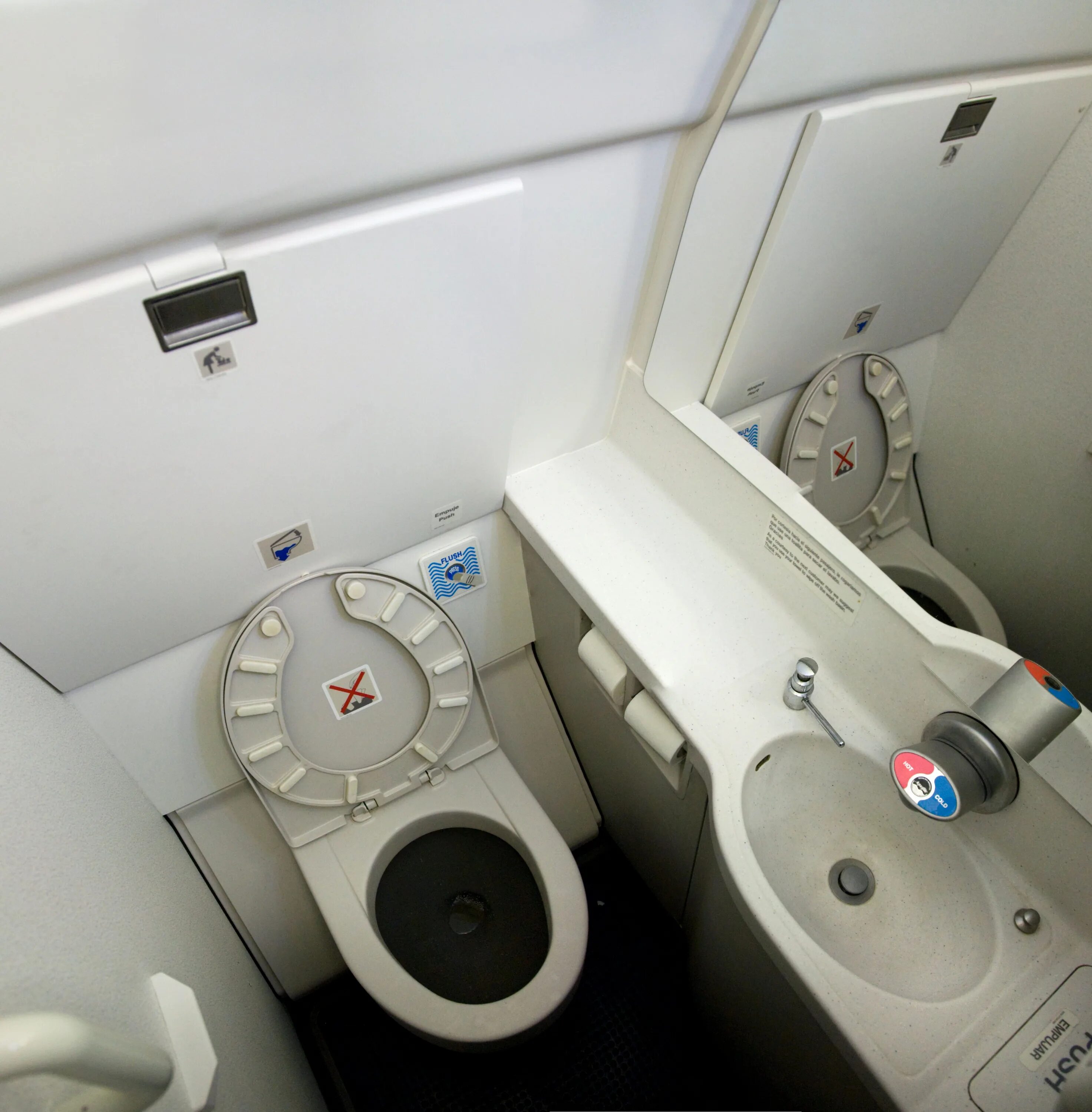 Туалет флайт. Airbus a320 туалет. туалет в самолете аэробус 320. санузел airbus 320. туалеты в аэрбас 320.
