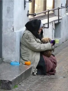 Девушка бомж на улице