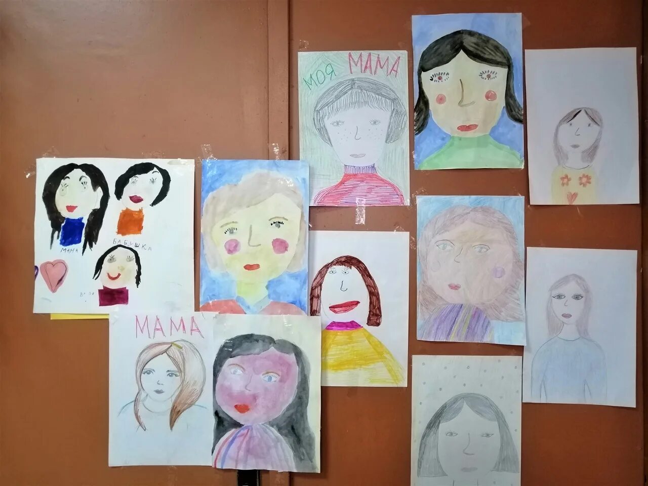 Надпись мамина улыбка. Мамина улыбка согревает. Начинается с маминой улыбки. Детство начинается с маминой улыбки слова. Начинается с маминой улыбки.