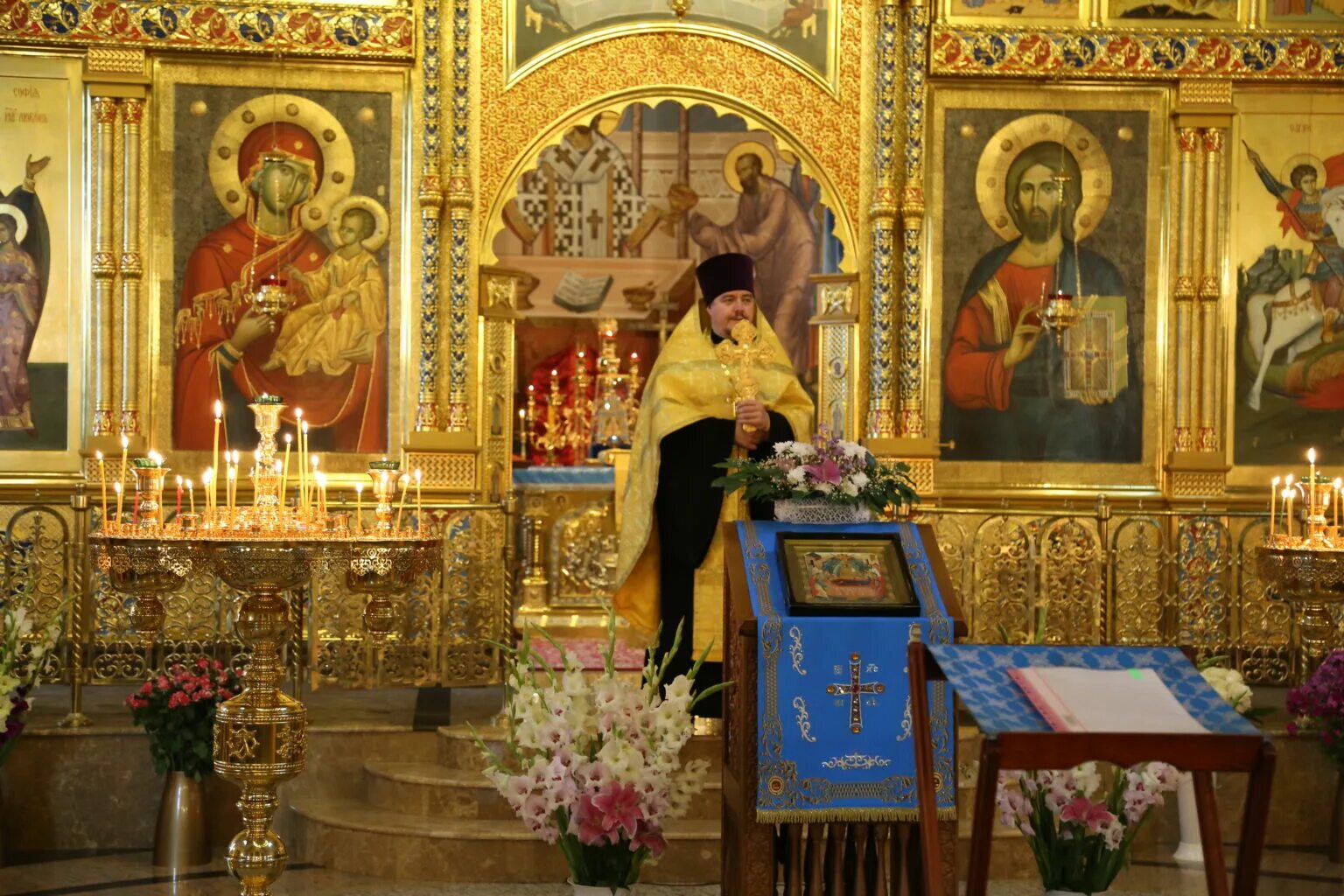 католическая церковь ханты мансийск. нефтеюганская церковь официальный. церковь сургут служба. церковь сургут служба. настоятель храма георгия победоносца сургут.