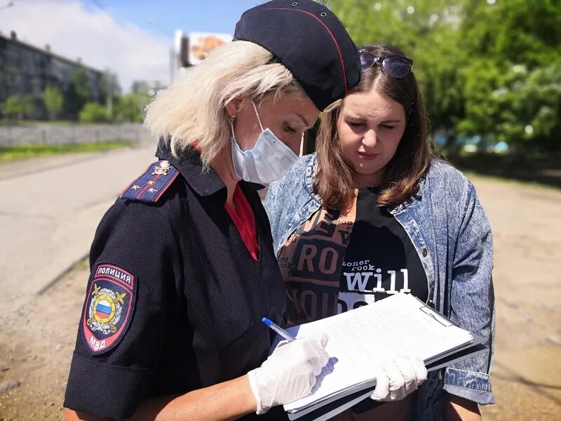 Полиция Благовещенск работники. Сотрудники полиции с беременными. МО МВД России Благовещенский здание. Профилактический рейд день знаний.