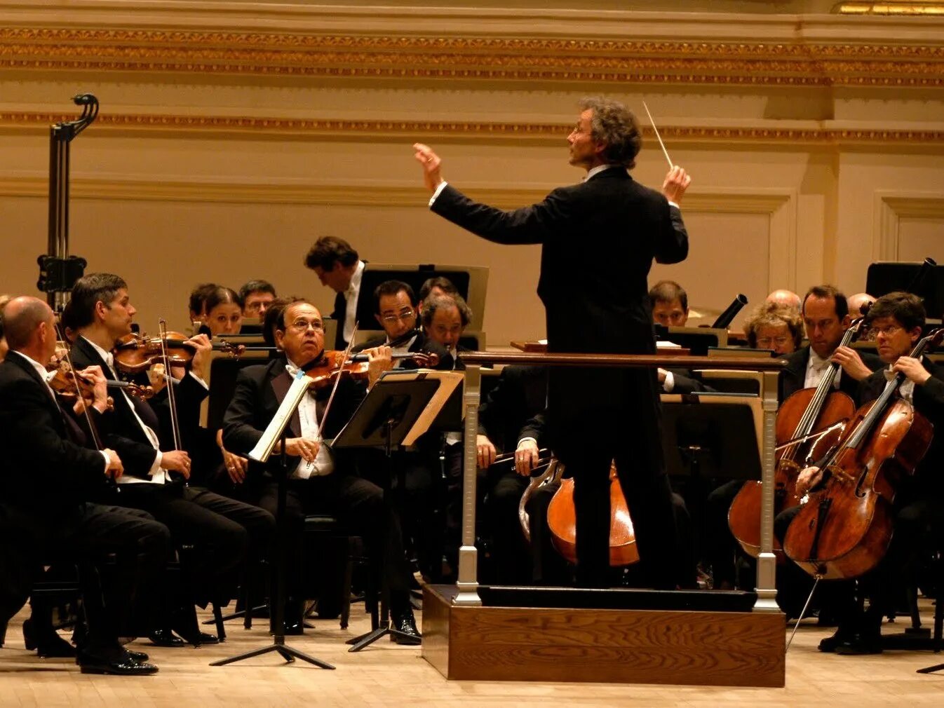 Национальный симфонический оркестр узбекистана. Военный оркестр пятигорск. Дирижер симфонического оркестра. Новосибирский академический симфонический оркестр на гастролях. Ммдм репетиционный зал.