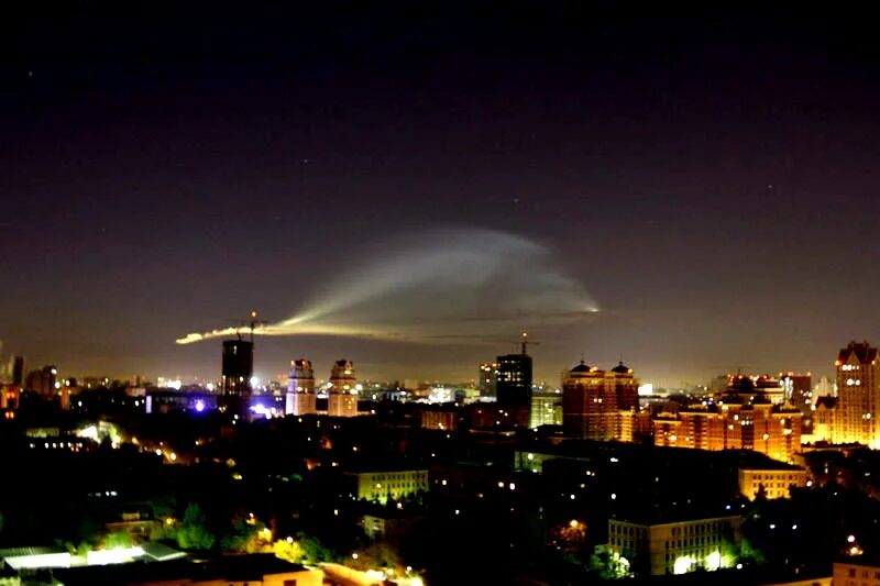 Нло над москвой 1990 года. Летающая тарелка над москвой 26. Летающие объекты в ночном небе. Летающий объект над москвой. Нло над москвой 2021.