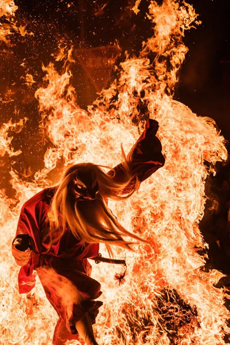 огненный взгляд женщины. духи огня фото. сквозь огонь. шаман камлание север. духи огня песня.