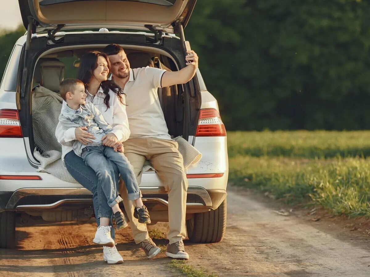 Уроки вождения. Человек в машине. Автомобиль и человек. Передача про 3 друзей которые путешествуют. Человек в машине.