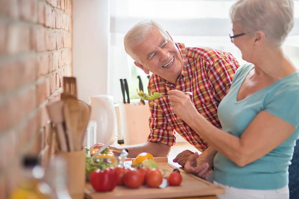 Что нельзя есть пожилым людям. Питание пожилых. Здоровое питание пожилых. Правильное питание для пожилых. Пожилые люди едят.
