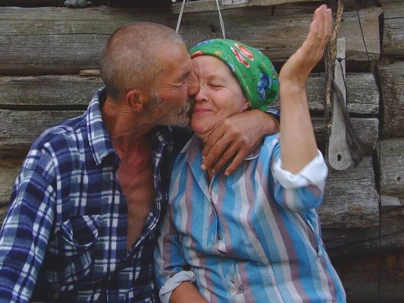 Бабульки с мужиками. Бабульки с мужиками. Бабульки с мужиками. Смешные старики. Деревенские люди.