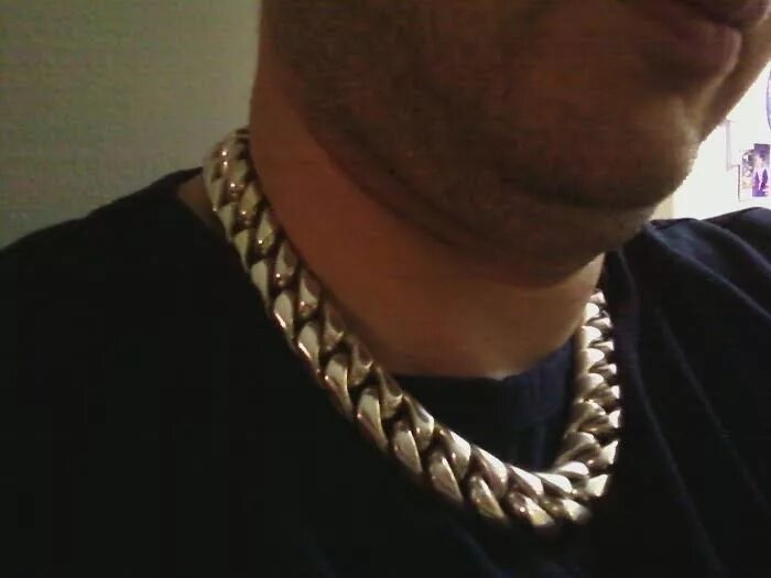 Цепи на шее песня. Цепочка Дани Милохина. 50 Cent цепочка. Золотая цепь Cuban link. Цепь на шею.