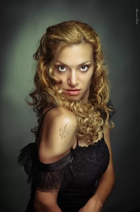 маргарита терехова миледи. лилия три мушкетера. символ франции цветок. леди винтер миледи лилия. геральдическая лилия клеймо.