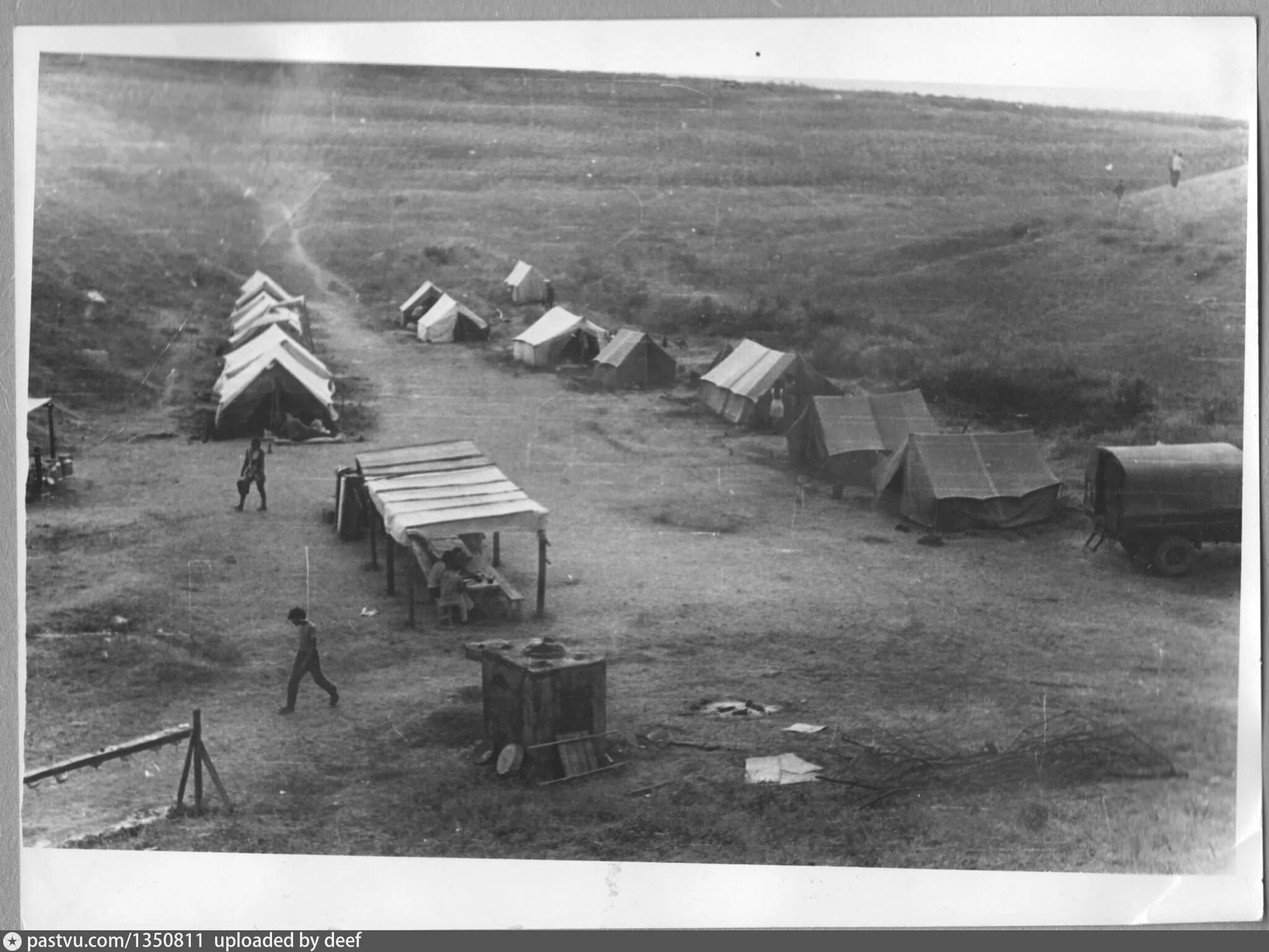 Полевая экспедиция. Полевой метод исследования. Современный геолог. Орнитолог на экспедиции. Полевая экспедиция.