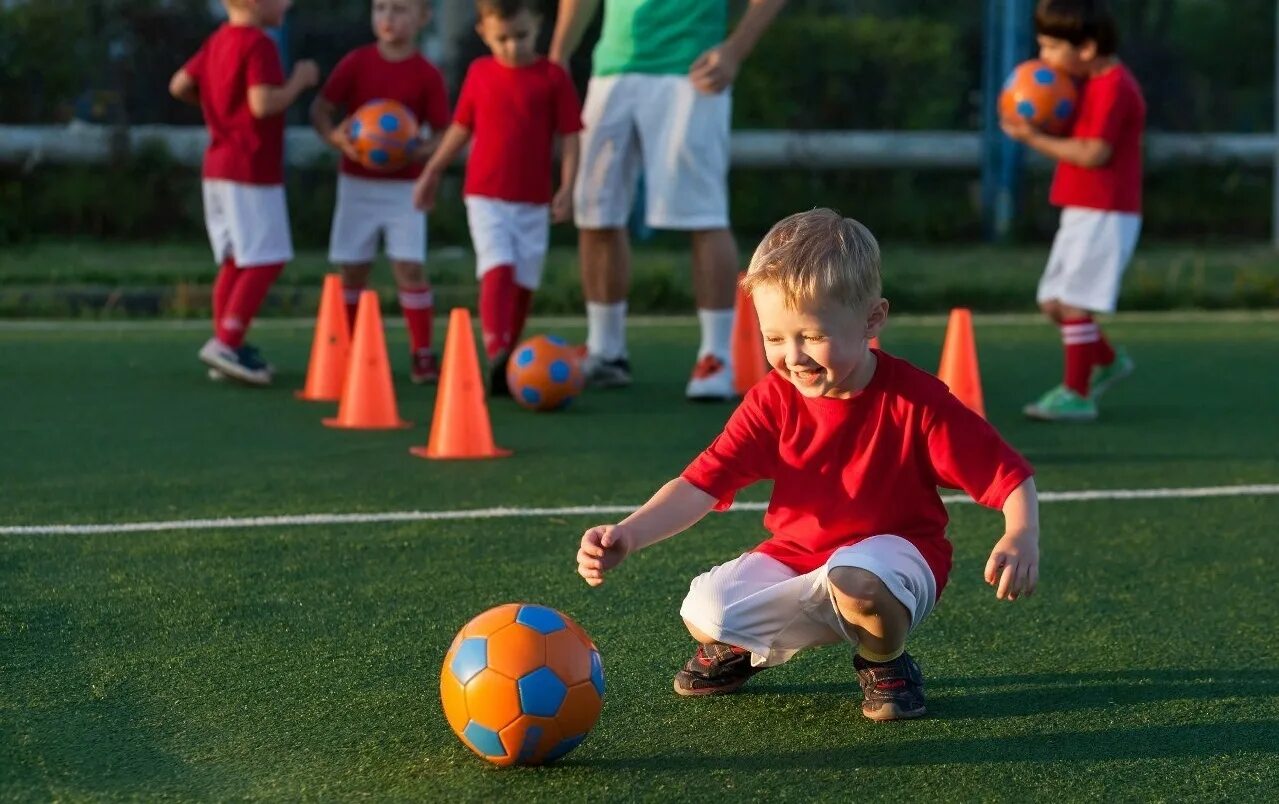 Бесплатные футбольные секции. Футбол дети. Бесплатные футбольные секции. Футбольная секция для детей. Футбольная секция для детей от 3 лет.