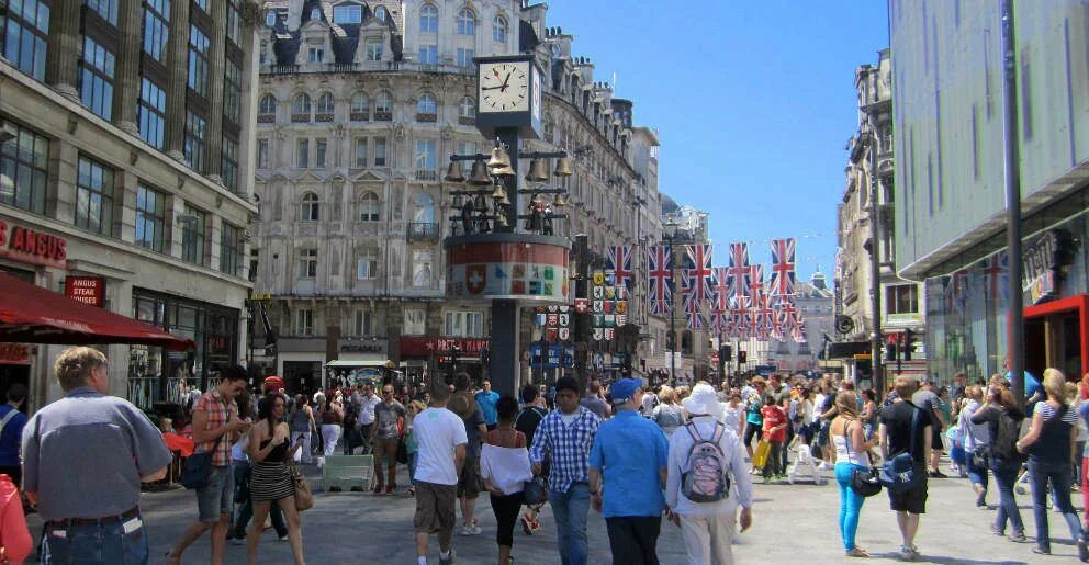 There are shops in london. Шоппинг в Лондоне. Шоппинг улица в Лондоне. Вест энд магазин. Главная улица шоппинга в Лондоне.