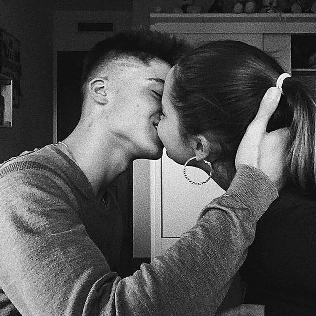 Домашняя фотосессия с паренме. Loveлю моменты. Пацан с девчонкой. Пацан и девка дома. Милые фоточки парочек.