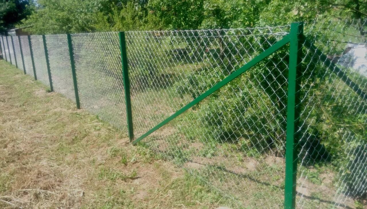 Как поставить забор из сетки. Забор сетка рабица. забор из сетки рабицы. ограждение из сетки рабицы. забор для дачи из сетки.