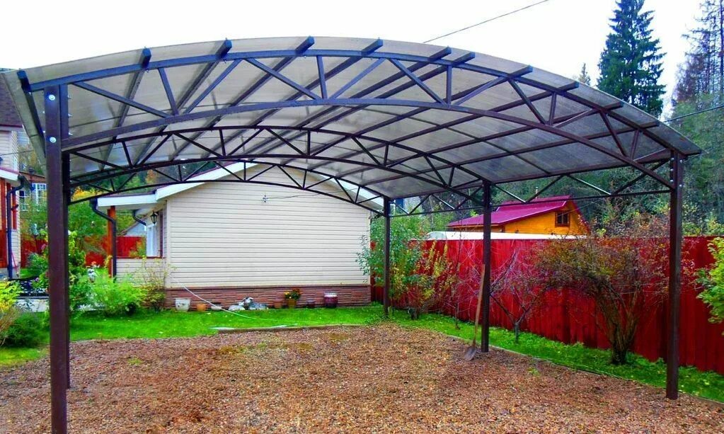 Монтаж навеса из поликарбоната. Установка навесов из поликарбоната. Навес для машины из поликарбоната. Навес поликарбонат. Навес с ограждением.